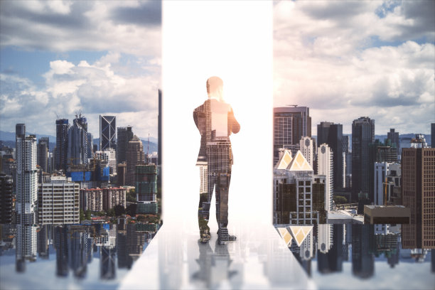 男性站在城市背景下的创意形象。成功，成长和未来的概念。双重曝光。图片下载