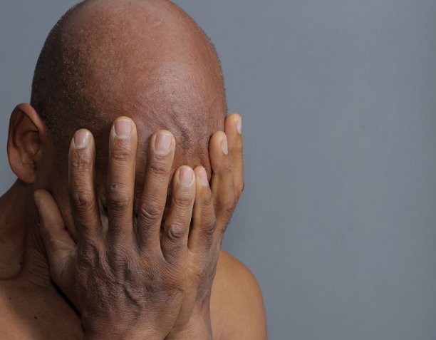 男人用双手祈祷股票照片图片下载