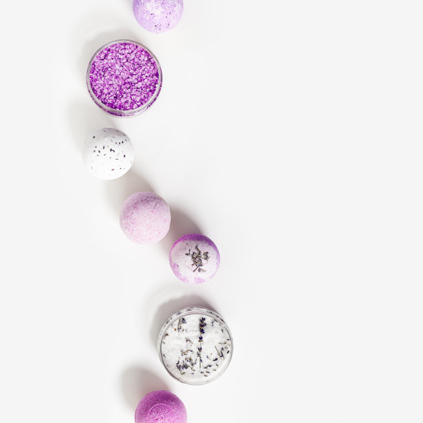 熏衣草浴弹、熏衣草干花海盐、芳香健康的精油水疗产品。芳香疗法和草药，美容身体治疗图片下载