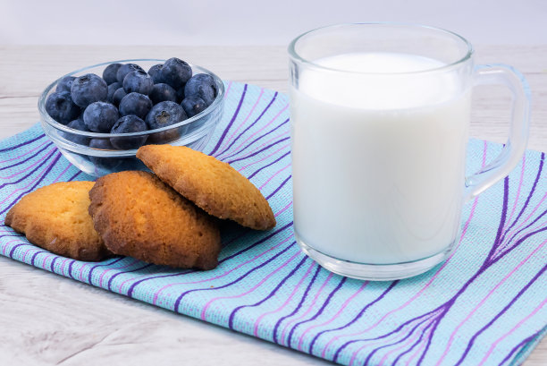 美味健康的早餐，饼干，一杯牛奶，多汁的蓝莓。图片下载