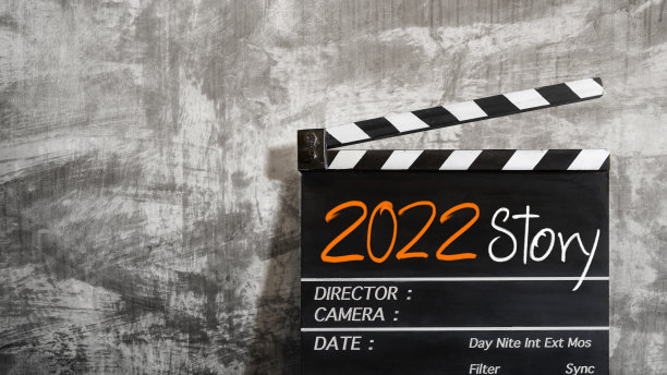 2022年的故事。文本标题在电影板上。图片下载