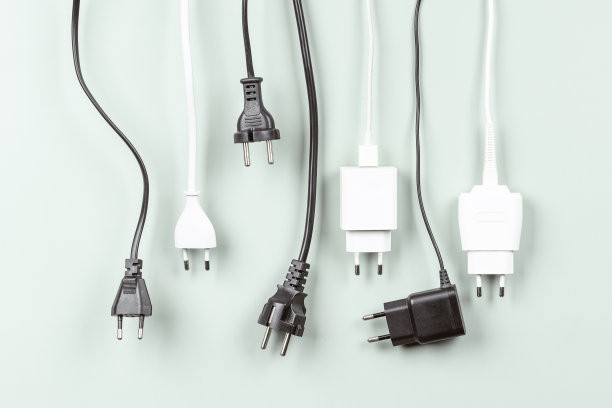 许多电源线与欧盟插头悬挂在浅绿色的背景。电力和能源效率的概念。前视图图片下载
