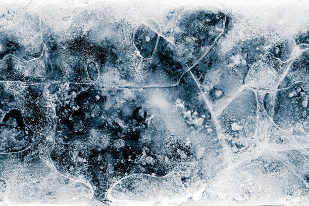 冰纹理背景。黑色背景上冰块的纹理冷霜表面。图片下载