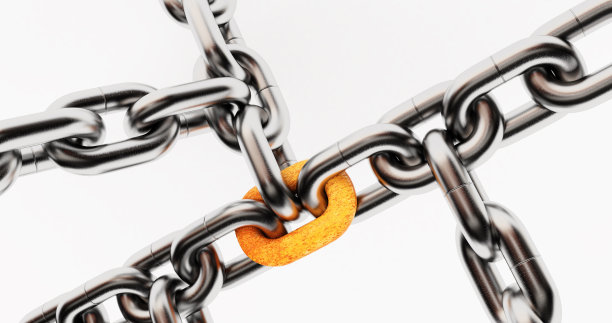 隔离在白色背景上的金属链。带有一个黄色环的金属链图片下载