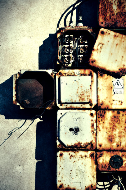 陈旧生锈的电气箱和电线电气安装有危险图片下载