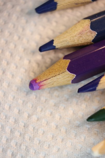 明亮的彩色铅笔在黑色的背景图片下载