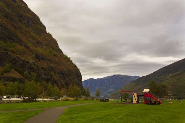 户外游乐场在美丽的弗拉姆村在弗拉姆斯达伦山谷，挪威图片下载