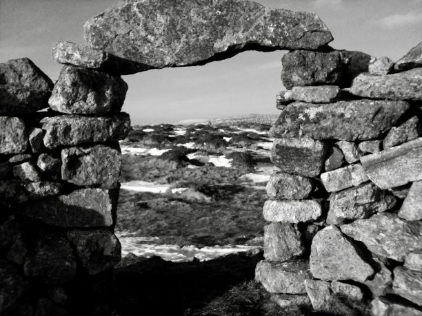 冬天的达特穆尔荒原上的废墟图片下载