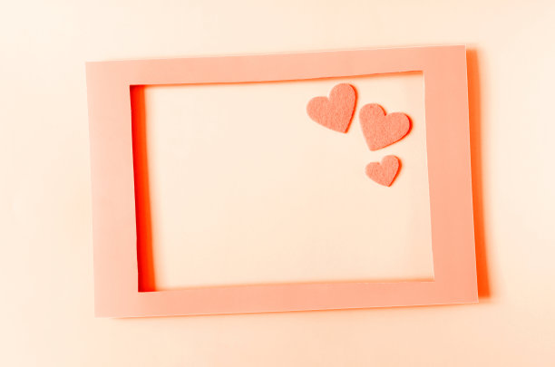 在矿山空间的浅色背景上装饰着红心的纸框。图片下载