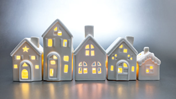 里面有一排发光的玩具圣诞屋。新年贺卡。图片下载