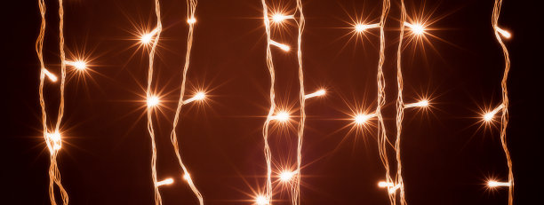 圣诞和新年装饰灯，花环小Led灯照耀黑色背景。图片下载