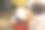 看护者在户外亲吻幼儿园男孩的鼻子。关爱者在户外亲吻幼儿园孩子的鼻子。图片下载
