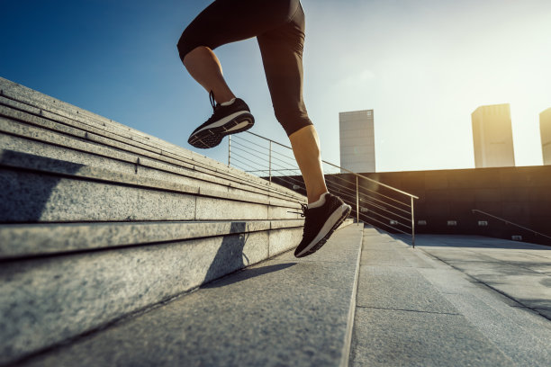 健身运动女子跑步上楼在日出城市图片下载