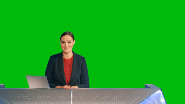 绿幕背景:现场新闻工作室，专业女主播报道当天的事件。电视频道新闻编辑室概念。色度键模板背景图片下载