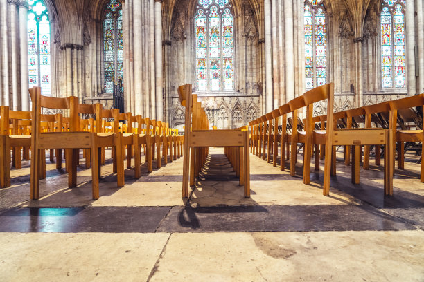 教堂木制椅子的设计和细节图片下载