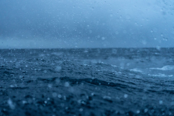 海洋的形状:海洋中波涛汹涌的水域图片下载