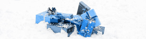 圣诞礼物在雪地里图片下载