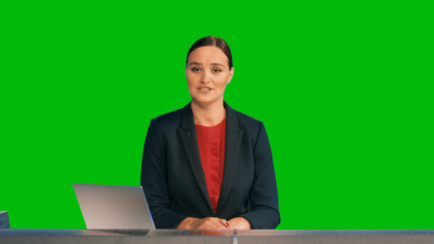 绿幕背景:现场新闻工作室，专业女主播报道当天的事件。电视频道新闻编辑室概念。色度键模板背景图片下载