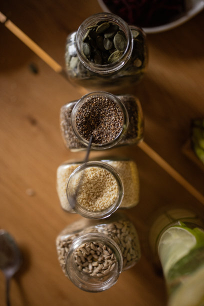 桌上的玻璃罐里放着各种各样的种子图片下载
