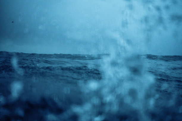 海洋的形状:海洋中波涛汹涌的水域图片下载