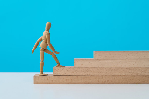 木偶戏爬积木楼梯图片下载