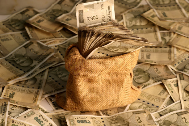 印度500卢比钞票装在布袋里图片下载