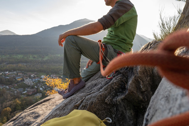 男子登山者休息欣赏风景图片下载