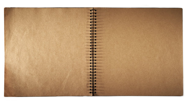 打开相册与棕褐色的纸和金属装订孤立在白色的背景。图片下载