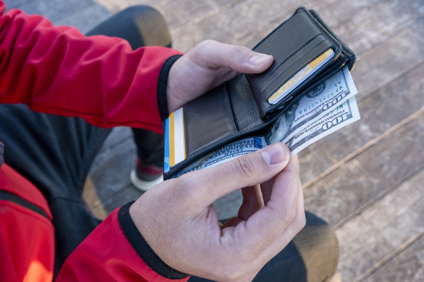男人在清点钱包股票照片里的现金图片下载