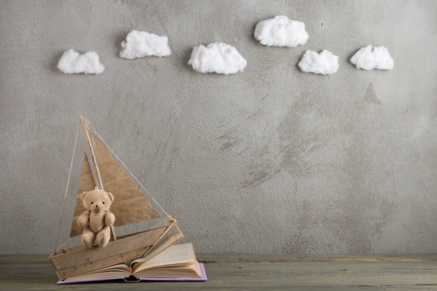 教育是一种旅行的概念，玩具船和书本就像海浪在木桌上，为一个书写着童话的灵感图片下载