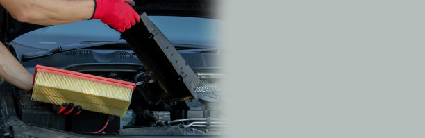 汽车维修，更换纸制空气滤清器图片下载