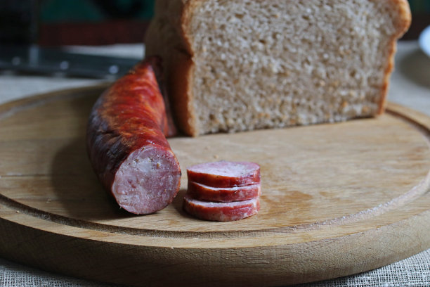 放在厨房木板上的熏肉。图片下载