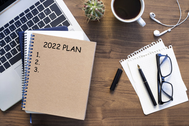 笔记本上有2022年的目标文本，它适用于新的一年的决议和计划。图片下载