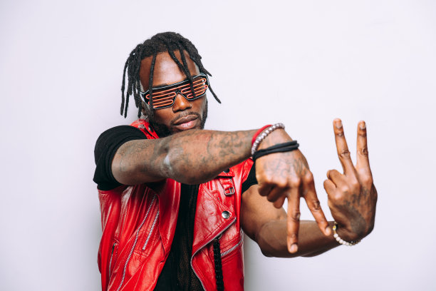 英俊的男人穿着红色皮夹克肖像。未来派的赛博朋克时尚风格图片下载