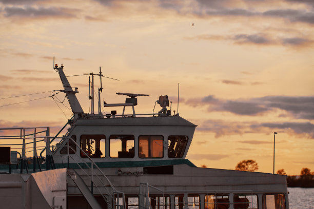 日落时停泊在港口的船图片下载