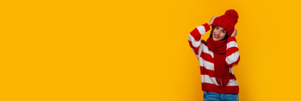宽横幅照片兴奋美丽快乐黑发女人在红色的冬天帽子和围巾和摆孤立的黄色背景图片下载