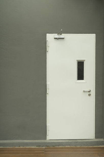 白色紧急出口门，浅灰色背景墙图片下载