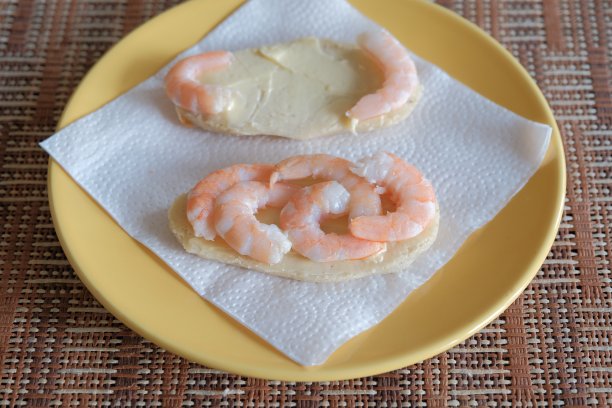 虾三明治。白面包上煮北方虾。美味的海鲜三明治图片下载