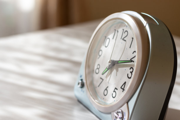 早上在窗边的桌子上放一个钟图片下载