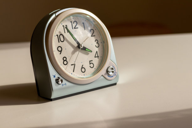 窗户旁边有个座钟图片下载