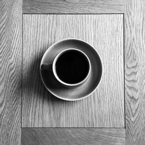 黑白咖啡杯放在桌上图片下载