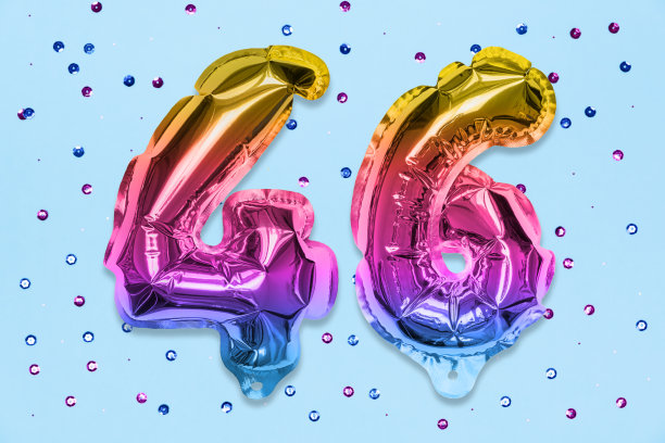 彩虹箔气球数字，数字46在蓝色的背景与亮片。生日贺卡图片下载