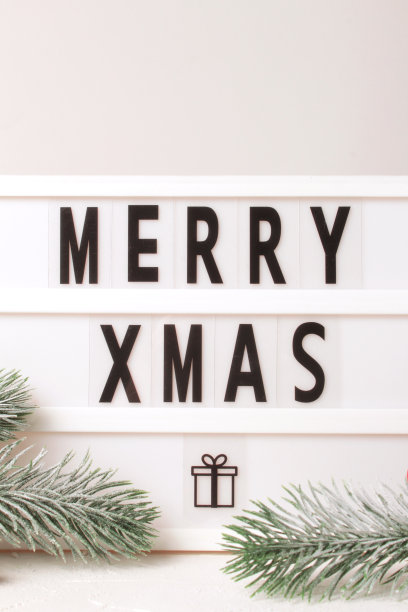 圣诞组成。白色背景灯箱上的短语圣诞快乐。贺卡，寒假，圣诞节庆祝活动。模型、模板图片下载