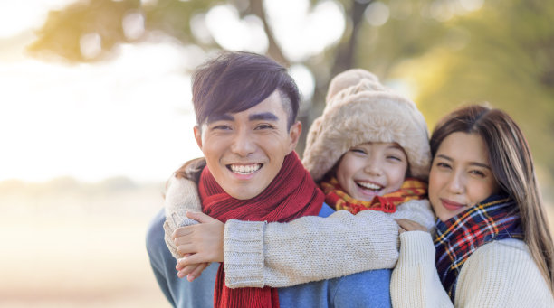 快乐的亚洲家庭在冬季公园图片下载