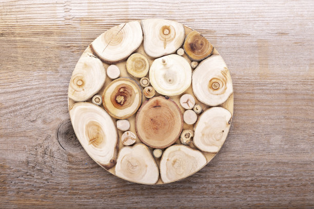 木制背景上的空砧板。图片下载