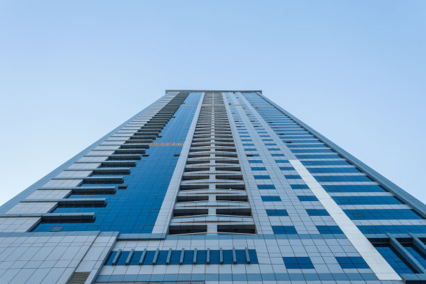 阿联酋的塔楼及其在湖面上的夜间倒影，迪拜，沙迦图片下载