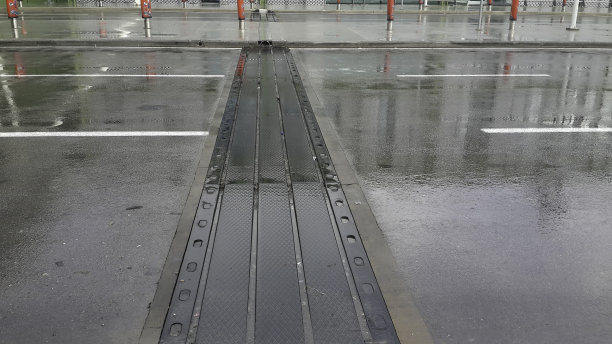 用于公路、桥梁的橡胶伸缩缝图片下载