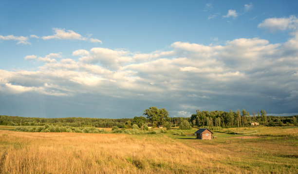 美丽的乡村景观与小屋图片下载