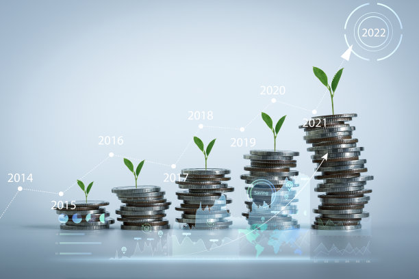 钱币与植物堆叠在顶部，显示逐年图表的步骤，新年收入，储蓄概念，业务，银行，基金，债券，会计管理，家庭，贷款和营销概念。图片下载