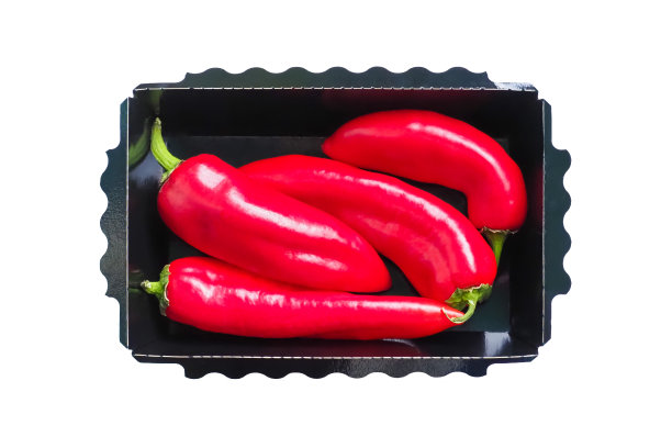 红辣椒在一个黑色的盒子里成熟，孤立在白色的背景上。辣椒，俯视图图片下载